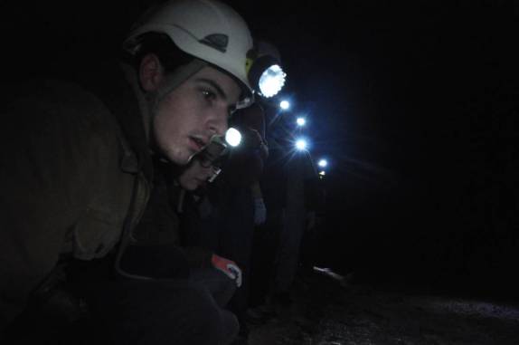 Turistas ficam maravilhados com a formação de pérolas no solo da caverna em Carlsbad Caverns National Park, no sul do Novo México, nos Estados Unidos